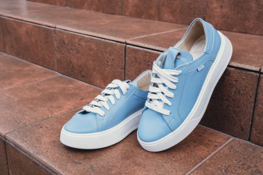 Zarif mavi deri kadın ayakkabıları markalaştırmak için boş ürün. Yeni gündelik kadın ayakkabıları markasız ayakkabı ticareti. Markasız moda ayakkabı pazarlaması yok.