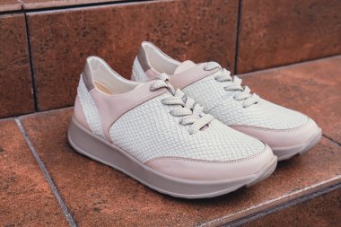 Damgasız bej renkli deri ayakkabılar. Online mağazalar ve sürdürülebilirlik temalı pazarlama için tasarım şablonları. Temiz, boş ayakkabılar. Logo yok.