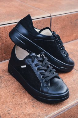 Zarif siyah deri kadın ayakkabıları markalaştırmak için boş ürün. Yeni gündelik kadın ayakkabıları markasız ayakkabı ticareti. Markasız logo ürünü yok.