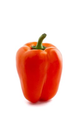 Beyaz arka planda gruplandırılmış çeşitli renklerde dolmalık biber. Sağlıklı gıda konsepti.