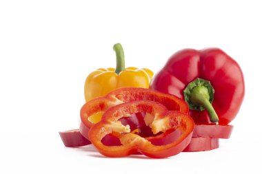 Beyaz arka planda gruplandırılmış çeşitli renklerde dolmalık biber. Sağlıklı gıda konsepti.