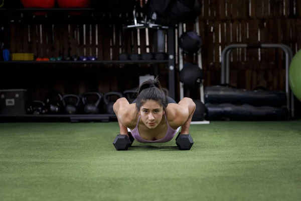 Mulher Atleta Fazendo Flexões Com Alguns Halteres Ginásio Vestindo Roupas — Fotografia de Stock