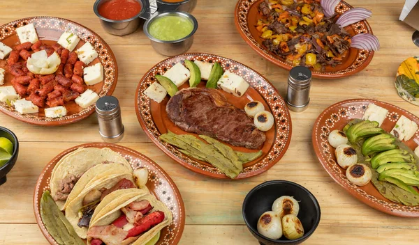 Mexicaans eten geserveerd in klei gerechten, op een houten tafel — Stockfoto