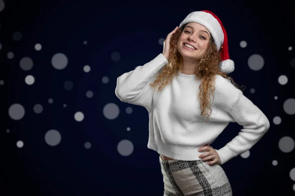 Lateinische Frau feiert Weihnachten mit Weihnachtsmann-Hut, Platz für Text — Stockfoto