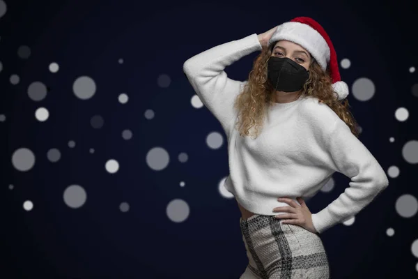 Porträt einer lateinischen Frau mit Maske, die Weihnachten mit einem Weihnachtsmann-Hut feiert. Raum für Text — Stockfoto