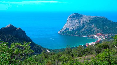 Uzakta, sahilde evler