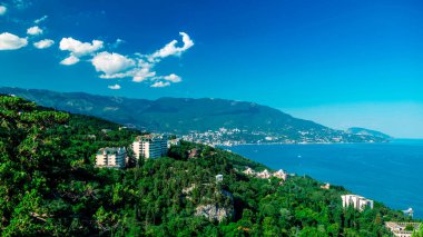 Kırım kıyısındaki şehir manzarası 