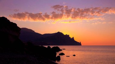 Denizin üzerinde gün batımı 