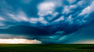 Bir yaz günü tarlada yağmurlu bir hava 