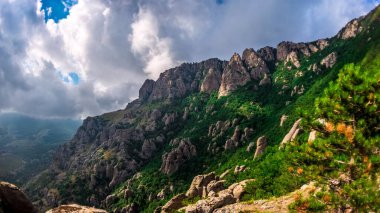 Kayalık tepeler ve bulutlar