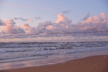 Letonya 'da deniz kenarında sakin ve huzurlu bir akşam.