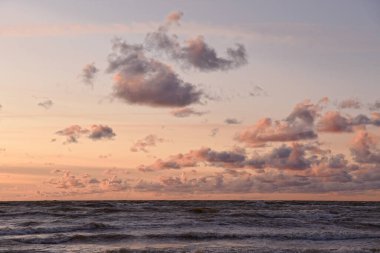 Letonya 'da deniz kenarında sakin ve huzurlu bir akşam..