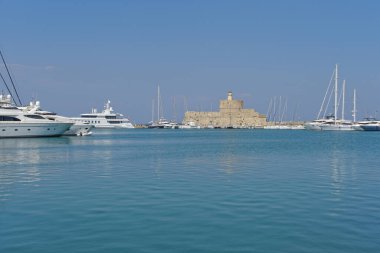 Rodos Adası, Yunanistan - Mandraki limanı ve Aziz Nicholas Kalesi manzarası
