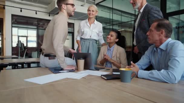 Grupp glada multiracial affärsmän diskuterar projekt eller ny affärsstrategi samtidigt ha ett möte i det moderna kontoret eller coworking utrymme, njuta av att arbeta tillsammans — Stockvideo