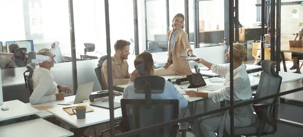 Équipe multiraciale de projet réussie assise dans la salle de conférence et discutant d'affaires tout en travaillant ensemble dans le bureau moderne ou l'espace de coworking — Photo