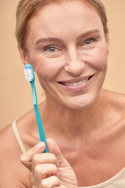 Wanita cantik yang bahagia akan menggosok giginya — Stok Foto
