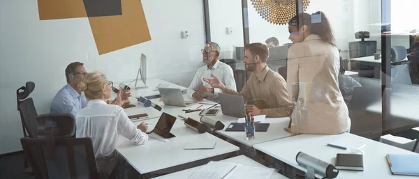 Groupe de gens d'affaires multiraciaux partageant des idées tout en ayant une réunion dans la salle de conférence, travaillant ensemble dans le bureau moderne ou l'espace de coworking — Photo