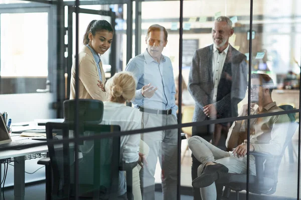 Groupe de collaborateurs multiraciaux discutant des affaires et partageant de nouvelles idées tout en travaillant ensemble dans le bureau moderne — Photo