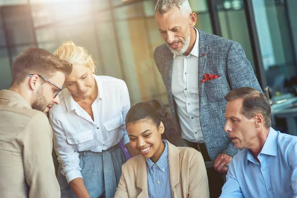 Business-Team. Gruppe multiethnischer Kollegen arbeitet im modernen Büro zusammen — Stockfoto