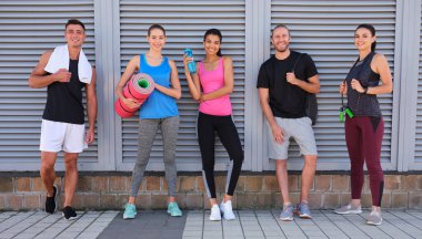 Antrenmandan sonra ekipmanlı genç çok ırklı spor takımı