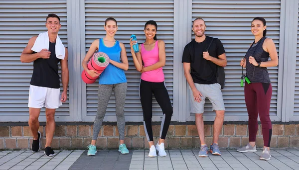 Jovem equipe esportiva multirracial com equipamentos após o treino — Fotografia de Stock