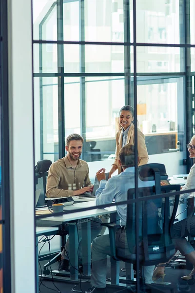 Grupo de pessoas de negócios multirraciais felizes sentados na sala do conselho no escritório moderno e discutindo algo ao ter uma reunião, tiro vertical — Fotografia de Stock