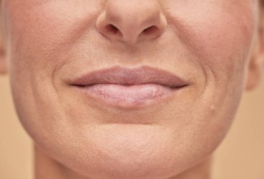 Bej bir arka planda güzel bir kadın yüzü stüdyosu