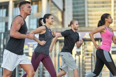 Eğitim sırasında çok ırklı genç takım üyeleri