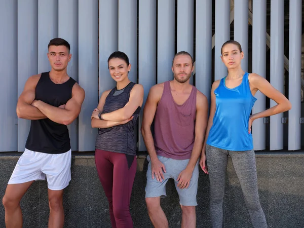 Jovens caucasianos em sportswear olhando para a câmera — Fotografia de Stock