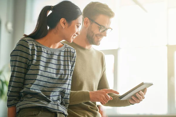 Tabletten bir şeyler izleyen gençlere ilham verdi.