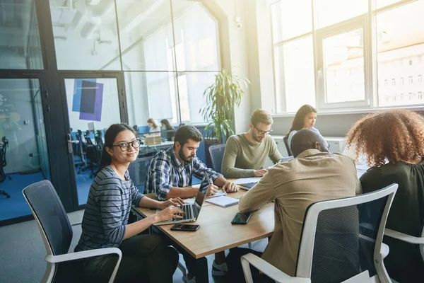 Équipe travailleuse de jeunes employés de bureau travaillant au bureau — Photo