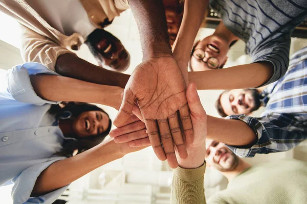 Vereinte Menschen unterschiedlicher Nationalitäten als eine Gemeinschaft — Stockfoto