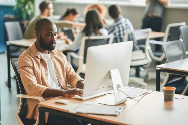 Homme dévoué être productif à son bureau — Photo