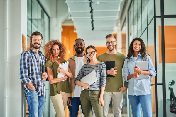 Grupp av självsäkra unga medarbetare poserar för laget foto — Stockfoto