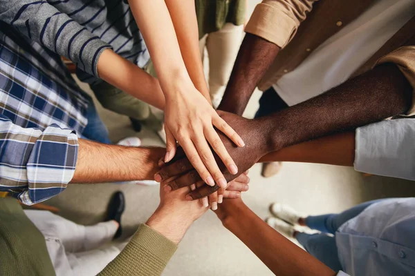 El espíritu de equipo es una necesidad durante cualquier trabajo — Foto de Stock