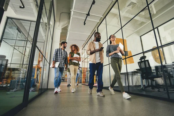 Señoras y señores inspirados en su camino a la oficina — Foto de Stock