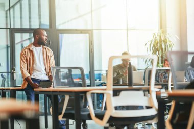 İş yerinde yakışıklı Afro-Amerikalı bir adam.