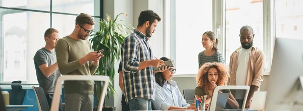 Équipe de rêve en pleine journée de travail au bureau — Photo