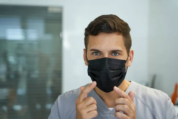 Figyelmes orvos mutatja a helyes utat, hogy viseljen maszkot — Stock Fotó