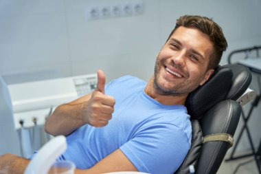 Diş sağlığı kliniğinin içerikli hastası onaylıyor.