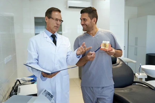 Dişçi kliniğinden iki iş arkadaşı sohbet ediyorlar. — Stok fotoğraf