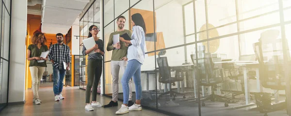 Ganztägiges Foto positiver junger Mitarbeiter im Bürogebäude — Stockfoto