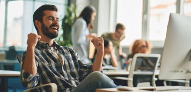 Çok çalışmak ikramiye ve terfi olarak işe yarar.