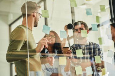 Grup lideri iş arkadaşlarıyla bir takım görüşmesi yapıyor.