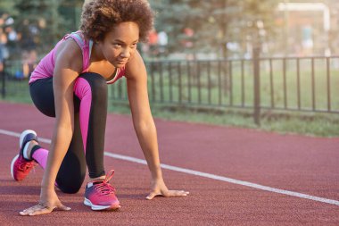 Sportif Afro-Amerikalı kız koşuya dışarıda başlıyor.