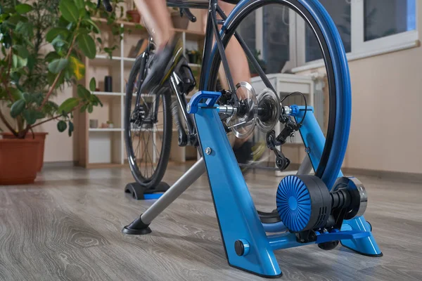 Mann trainiert zu Hause auf dem Fahrradtrainer — Stockfoto