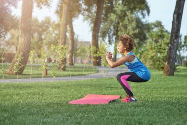 Tatlı Afro-Amerikalı kız dışarıda egzersiz yapıyor.