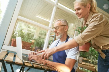 Orta yaşlı beyaz iş ortakları terasta çalışıyor.