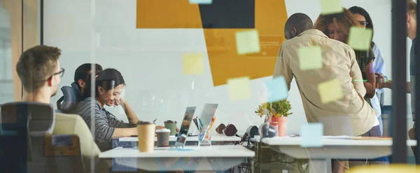 Jeunes professionnels travaillant ensemble sur la solution de tâches — Photo