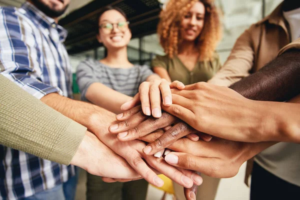 Moderne Unternehmen fördern kulturelle Vielfalt in ihren Humanressourcen — Stockfoto